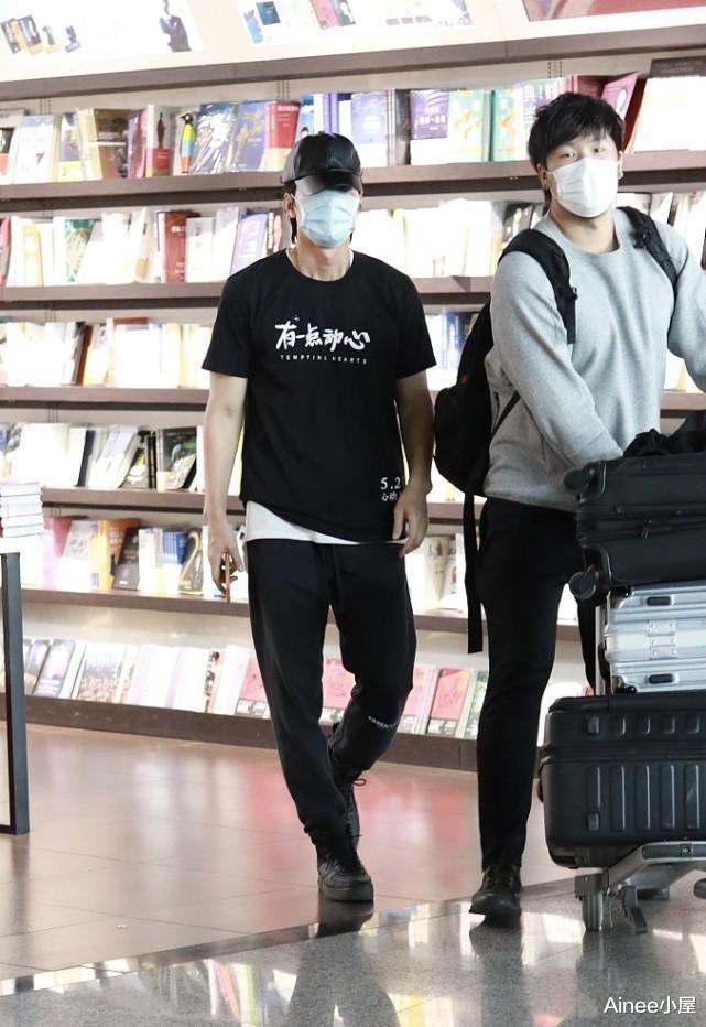 Ainee小屋|言承旭真是瘦高型身材，修身T恤配运动裤都宽松，但看着挺精神
