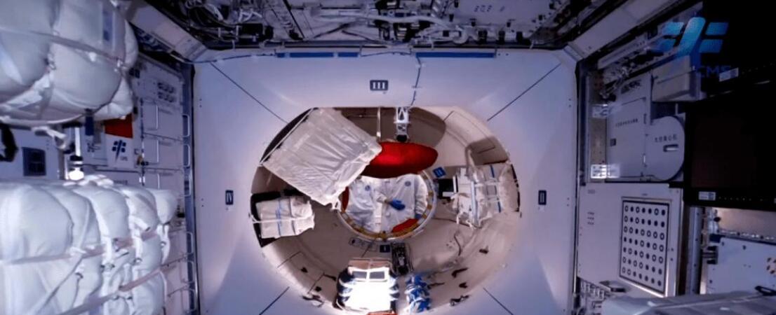 航天员 航天员在太空3个月，如何洗澡、理发？回来身上会臭吗？