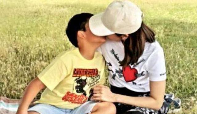 李嘉欣|李嘉欣穿透视裤和儿子逛街被吐槽，爸妈穿着暴露，不利于娃成长