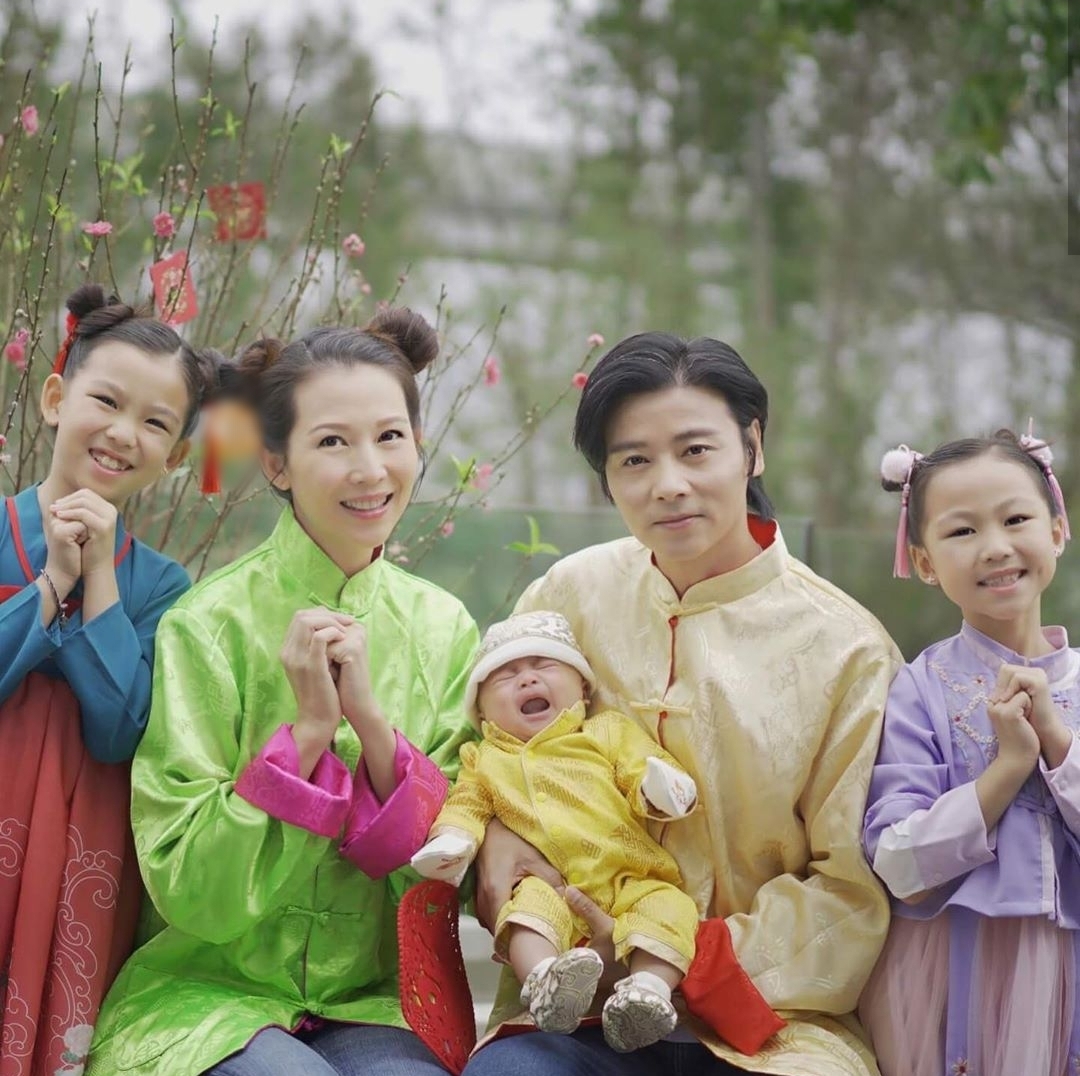 张晋|张晋晒全家福为2岁儿子庆生，与蔡少芬热情送吻，鱼蛋神情好呆萌