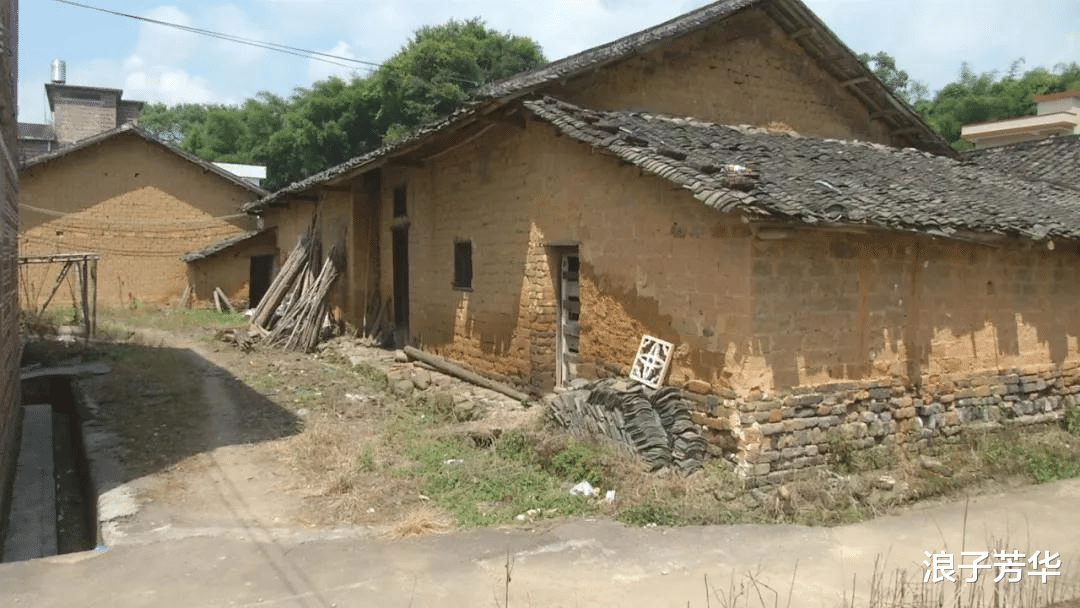 购房置业|通过农村住房前后40年对比，发现如今的农村，真的都富裕起来了