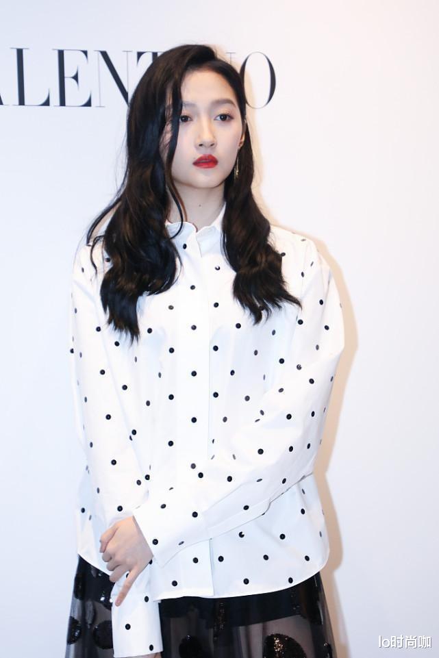 牛仔裤 关晓彤真的“熟透了”，穿柔纱裙大秀女团腿，抹上红唇更显成熟
