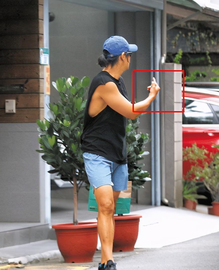 刘学义|十五年暖男形象崩塌，彭于晏近照肥胖邋遢，当街对粉丝竖中指