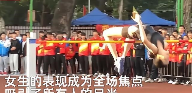女大学生|高颜值女大学生跳高走红，男同学拍照留念，网友：肤白貌美大长腿