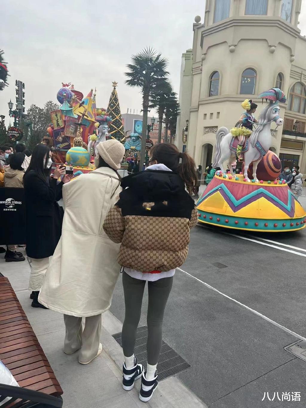 金晨|金晨外出游玩被偶遇，大眼睛双眼皮状态超好，高高瘦瘦非常抢镜