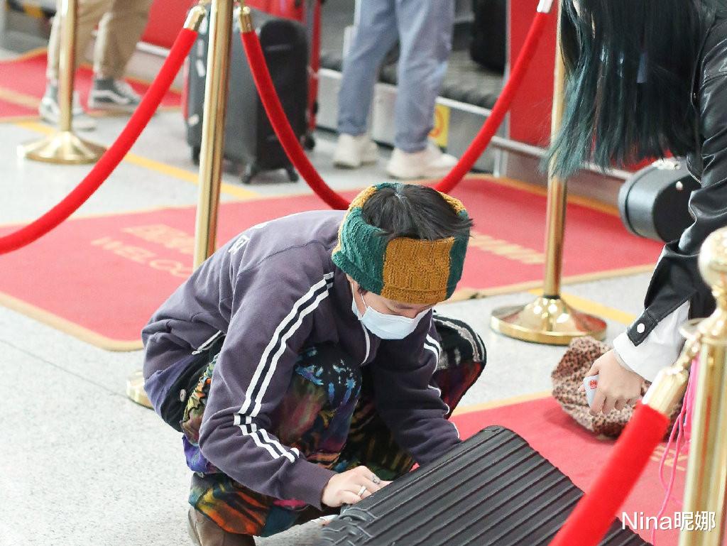 窦靖童|23岁窦靖童机场又“作妖”，大热天戴毛线帽配花裤，造型比王菲还放飞