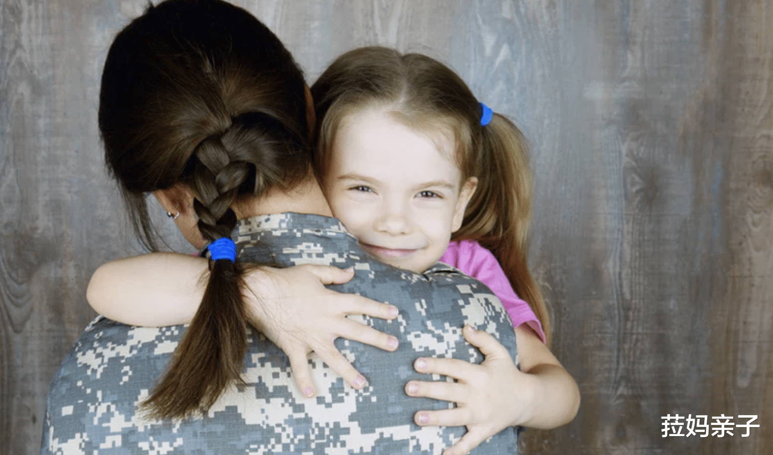 菈妈亲子|“吓唬式”教育引起热议，孩子犯错了就该“抓”起来？