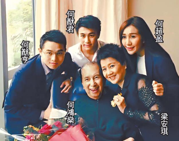 何猷君|何猷君首晒子女同框照，赌王四太抱孙出镜成主角，奚梦瑶站镜头后拍照