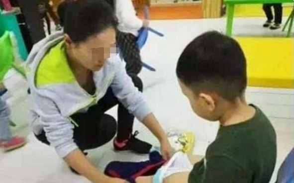 教师|幼儿园老师给学生换衣服，无意中掉出来一个东西，一时委屈至极