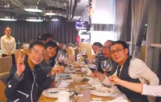 重庆 ?吴某凡出狱看病，视频被曝：10年顶流，自毁只需38天