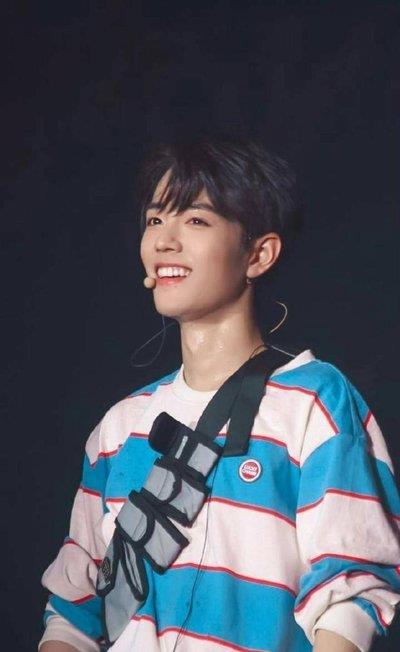 肖战|艺人，行走在聚光灯下的每一步都是对自己的尊重