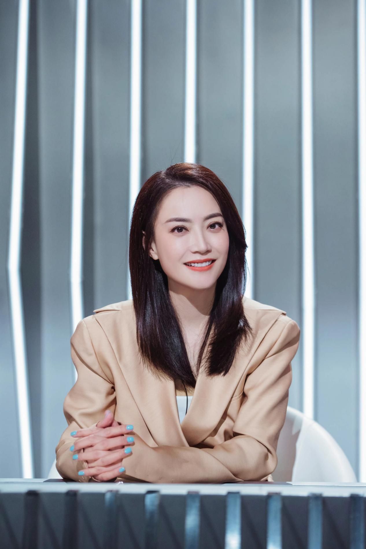 霍汶希|霍汶希穿西装也太飒了！时尚干练还帅气，与Twins同框气场也不输