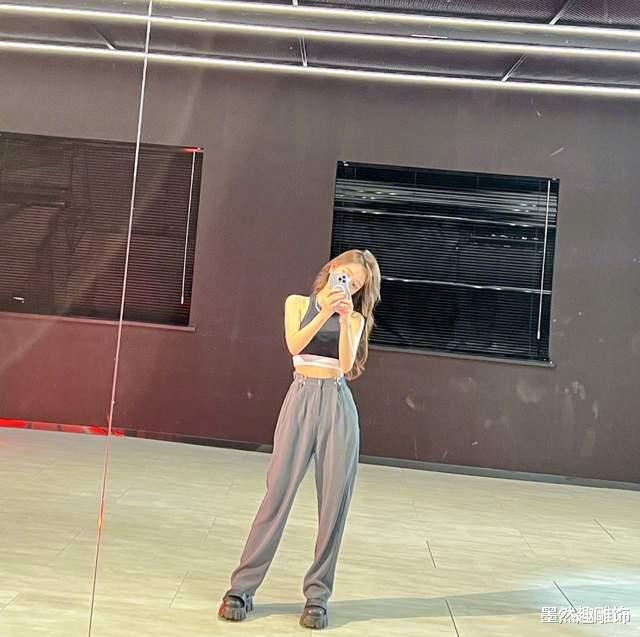 冯提莫|冯提莫冬日晒健身照，面部红润臂膀纤瘦，网友：看了让人脸红心动