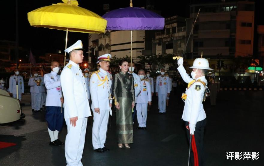 凯瑟琳·泽塔-琼斯|诗妮娜争座位惹怒苏提达，泰王取消她亮相资格，贵妃真是得不偿失