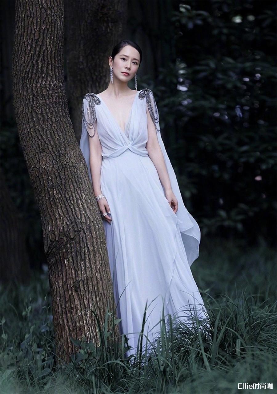 Ellie时尚咖|44岁海清终于放开了,穿半透吊带裙出席活动,成熟又性感