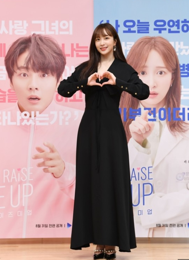 美关商贸|网剧\"U-Rays Me Up\"尹施允与安喜延的绝对默契