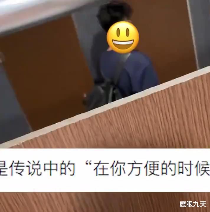 女友生气男子竟闯女厕守坑位，边敲门边道歉，视其他女生如空气！