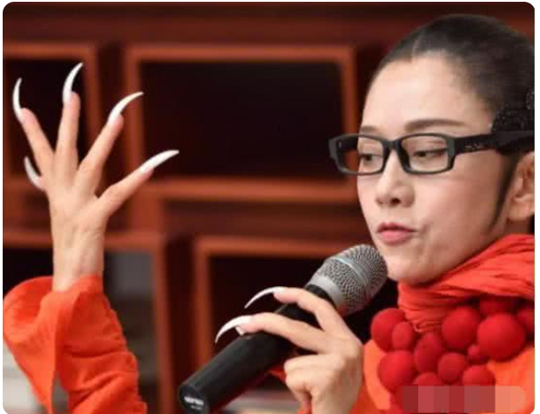 杨丽萍|她为艺术献身，10年不吃一粒米，不自己洗澡，座驾很有品味