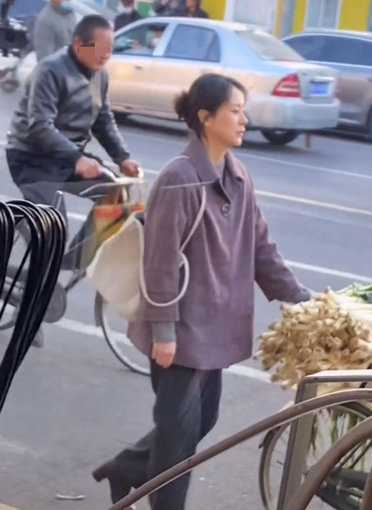 李治廷|44岁海清路透曝光，身形消瘦推着自行车行走，打扮朴素气质仍温婉