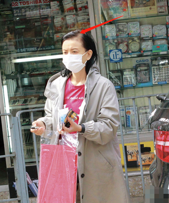 |56岁曾华倩素颜逛街被拍！面容憔悴头发油腻，头顶秃掉一大块