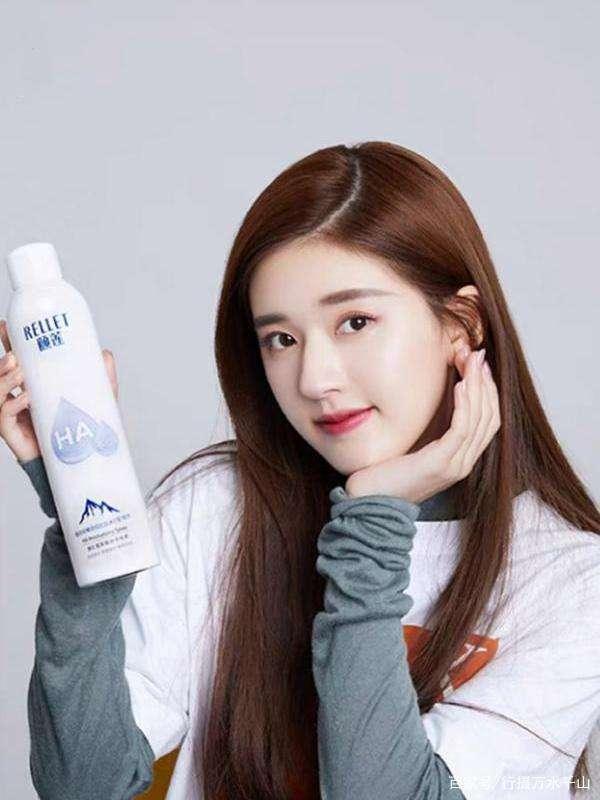 女孩 赵露思随手晒的“补水喷雾”,补水又定妆,皮肤好不是没道理