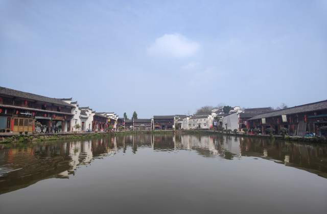 若珍|金华一山成网红打卡点,上山坡度将近90°,游客身后是万丈深渊!