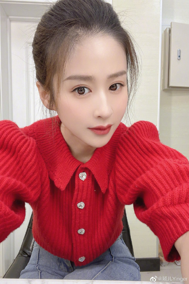 颖儿|颖儿晒全家福庆生，付辛博抱着女儿亲吻老婆，小月亮美如洋娃娃