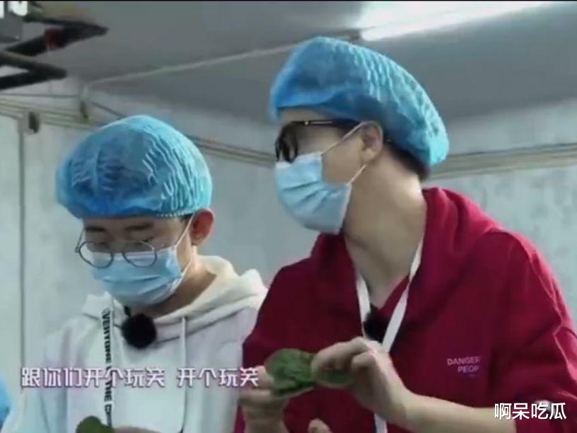 薛之谦|薛之谦又被骂了！参加盛典公然对女歌手开黄腔，华少忙救场