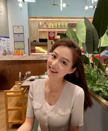 校花|中传“校花”冯琳再次亮相，公开参加领诵，气质比过去更好