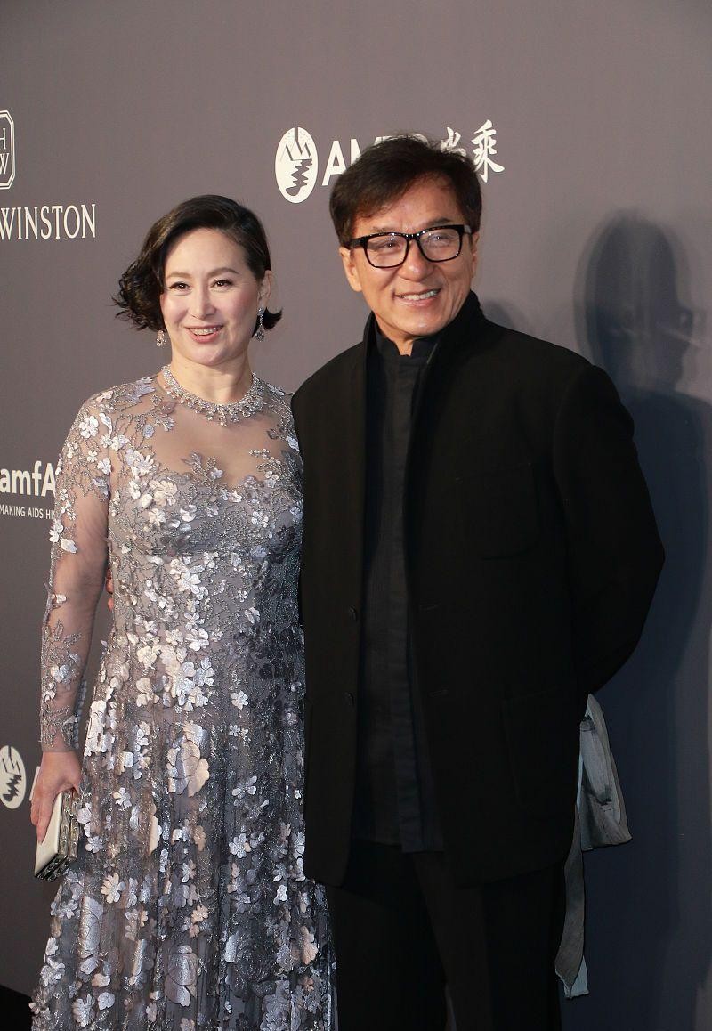 白小白的衣橱 何超琼真是好自信，身材挺富态的还穿透视裙，和成龙同框气场太强