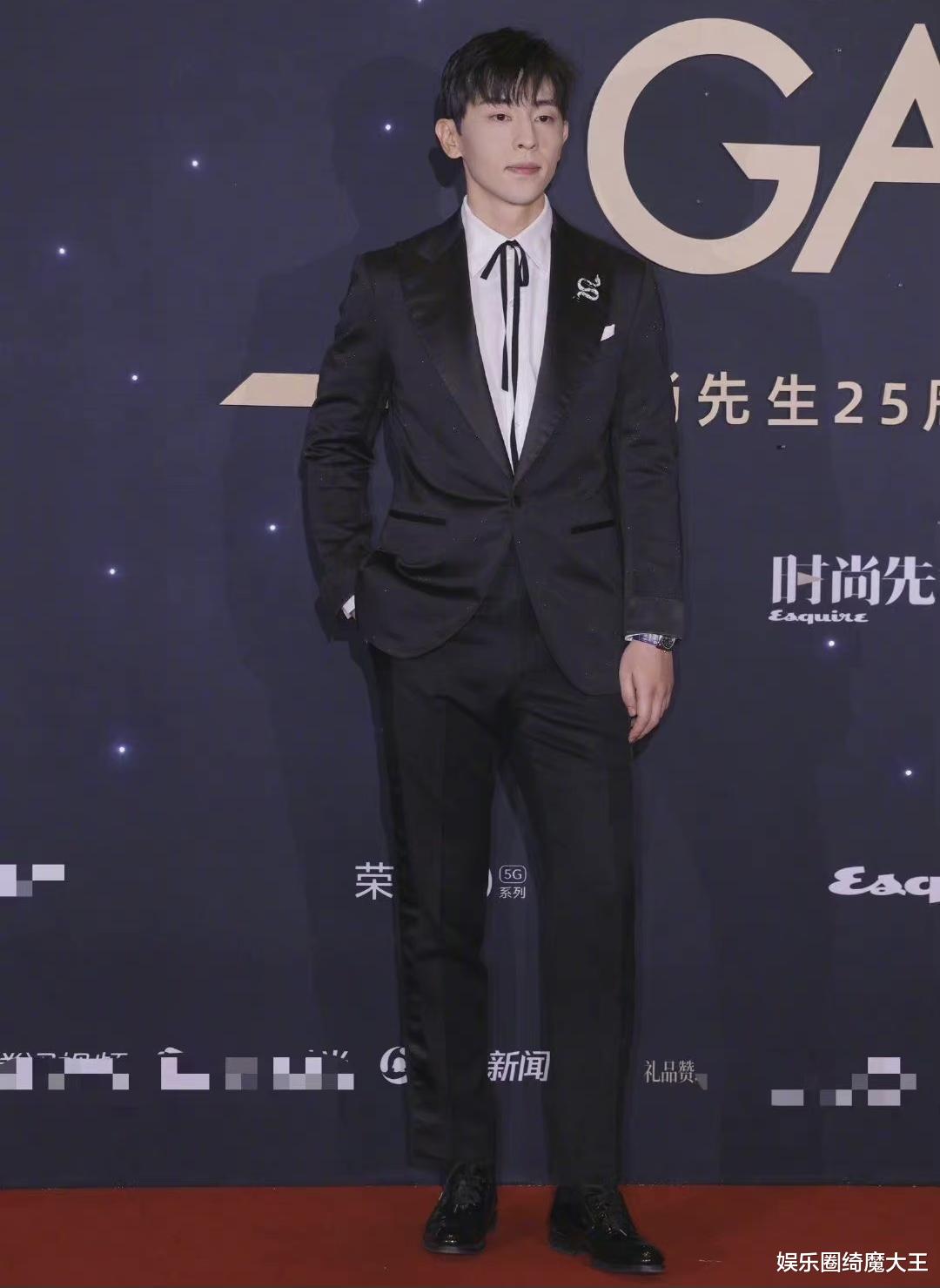 王嘉尔|时尚先生红毯生图,王嘉尔胸膛忘擦粉,丁真素颜无惧镜头