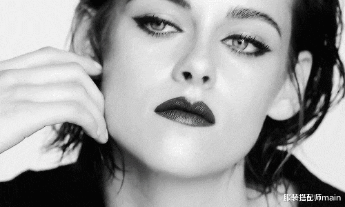 服装搭配师main|她是荧屏女神“暮光女”,剪短发越变越帅,光脚走红毯被赞真性情