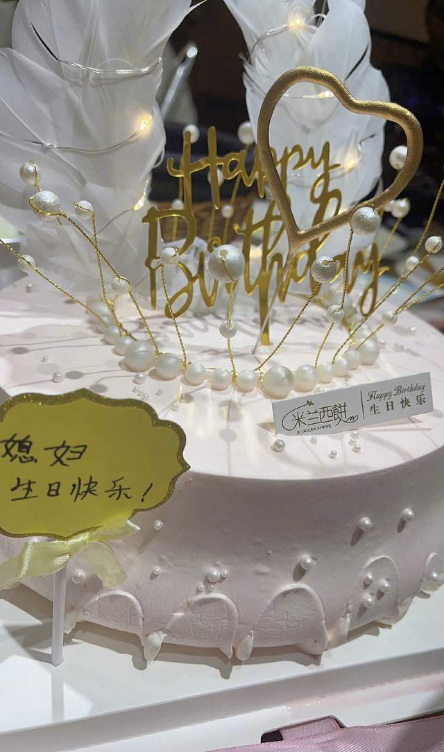 颖儿|颖儿晒照庆祝33岁生日，一家三口久违同框，脸比景甜陈妍希小？