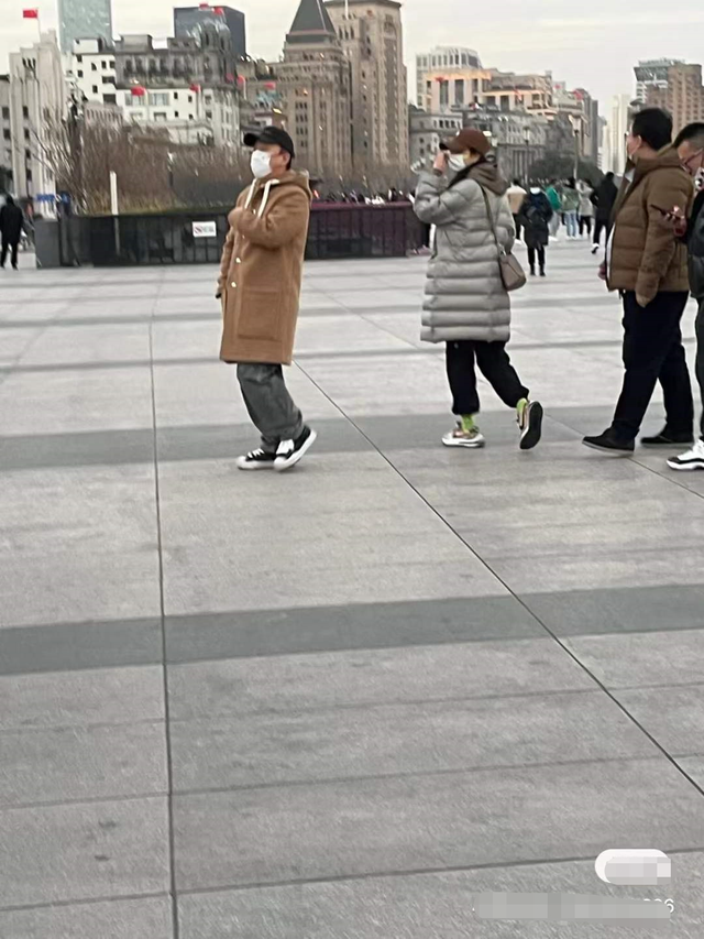 黄渤|黄渤与高挑美女游外滩,举止亲密被指关系匪浅,分开走疑刻意避嫌