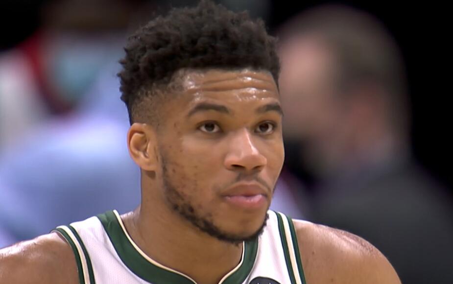 字母哥|NBA大冷门！字母哥43分太脏了，肘击对手血流不止，球迷破口大骂