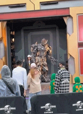 Angelababy|网友偶遇黄晓明baby带儿子到乐园，四岁小海绵连拍照都不敢摘口罩