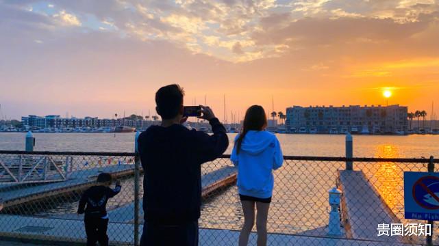 陶喆|陶喆庆祝结婚7周年，晒出一家三口的背影直呼很幸福，精心给老婆制造惊喜