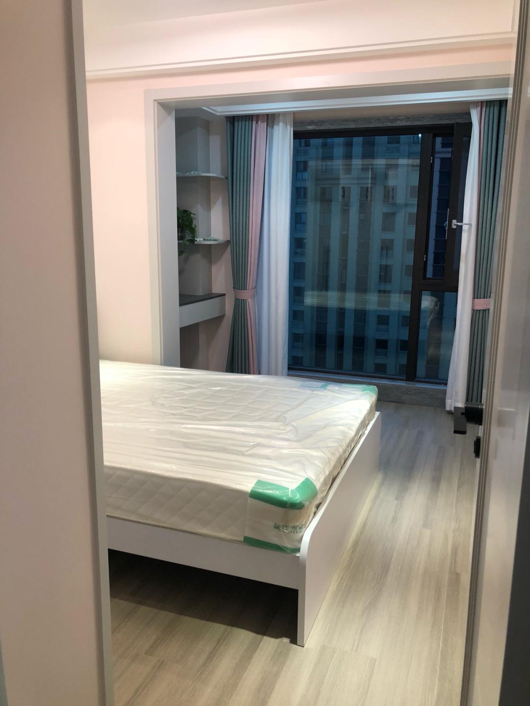 现代风新房硬装家具终于搞定，就差软装布置了，入户就被客厅迷住