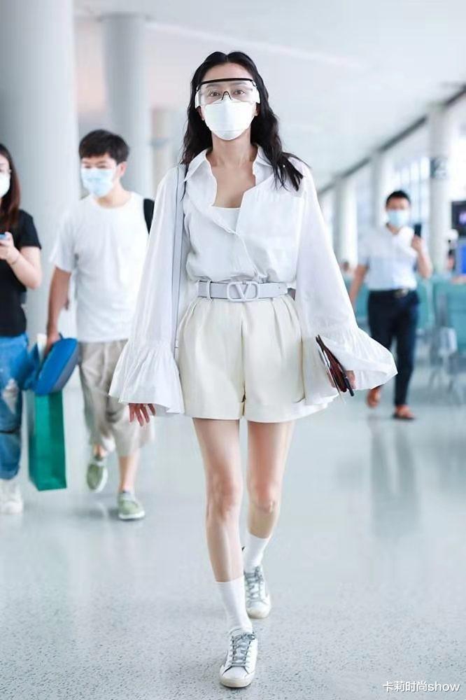 秦岚|41岁秦岚完全没有“阿姨感”，穿短裤配运动鞋好青春，不输小姑娘