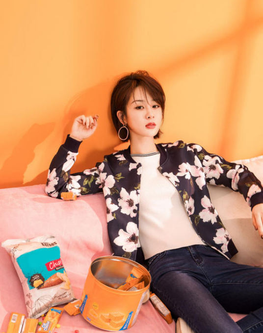杨紫|杨紫半夜敷面膜，被桌上的杯子抢镜，才28岁就喝杯子里的东西了？