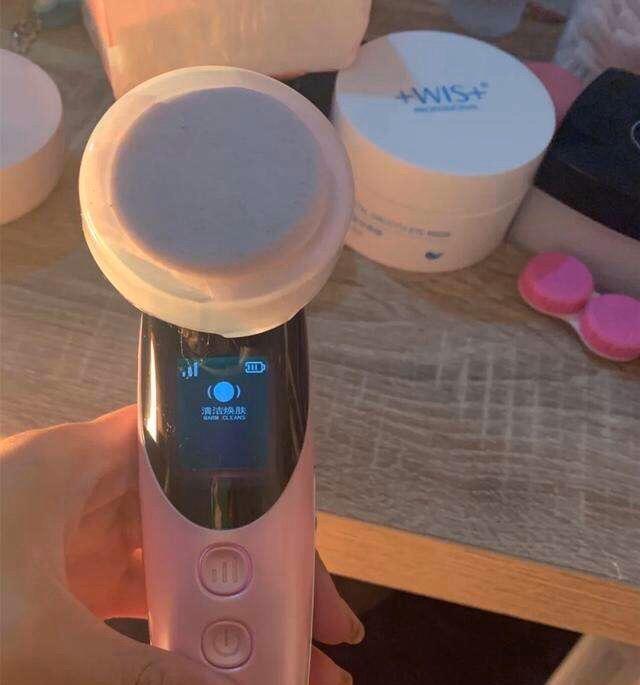 好物官|李沁红裙亮相,高清摄像机下皮肤成焦点,如玉肌肤如何养成
