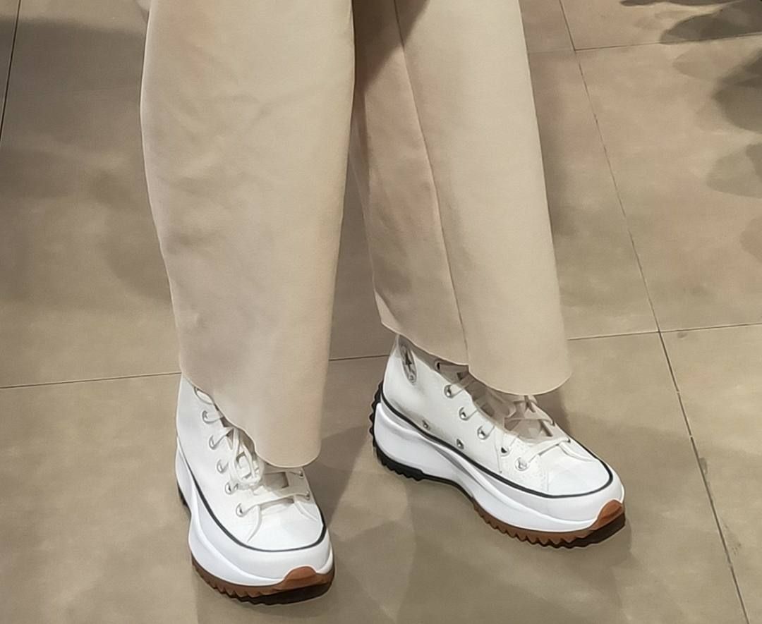 闲鱼有话说 52岁许晴还有少女身材，披牛仔风衣气场全开，却被驴蹄鞋暴露年龄