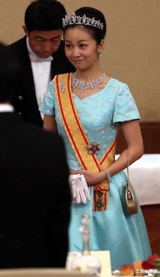 日本最美公主佳子,所用首饰达三千万日元,花卉图案还和纪子有关