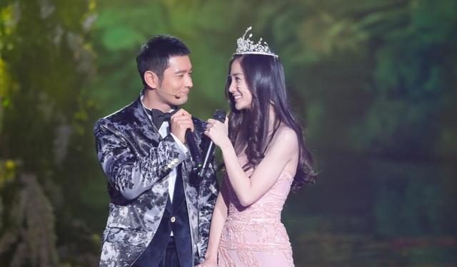 黄晓明|黄晓明接受采访，自爆身体出现后遗症，和老婆baby秀恩爱太高甜