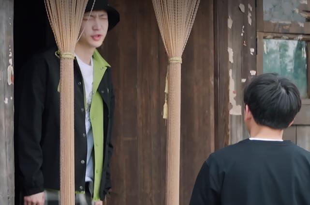 张艺兴|张艺兴“起床照”火了，没化妆就站在太阳光下，网友：确定29岁？