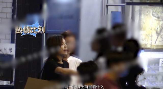 王琳|雪姨王琳素颜逛街气质佳，不戴口罩无人识，与好友搭肩热聊心情好