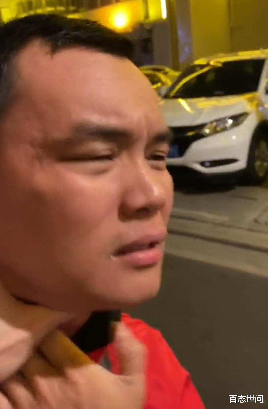 百态世间 汕头男子晚上散步遭陌生小伙摸下体猥亵，小伙面对镜头还莞尔一笑