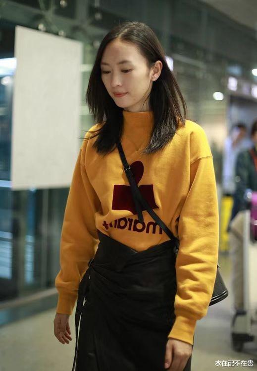衣在配不在贵 童瑶是真的瘦，卫衣塞裙子里面腰都这么细，但头发稀疏有点显老气