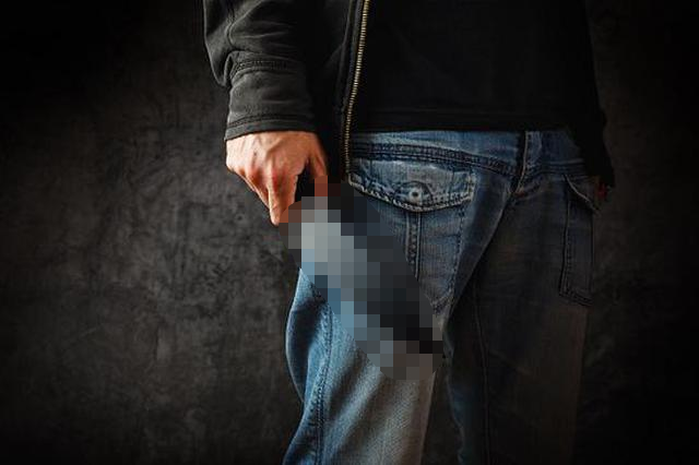 男子亲眼见证自己被“戴绿帽”,愤怒之下将与妻子欢好的情人斩首