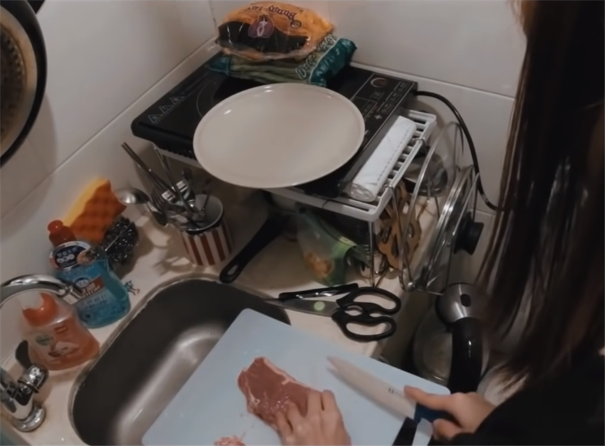 香港|27岁香港海归姑娘，为攒钱住9㎡劏房，面积很小但生活充实